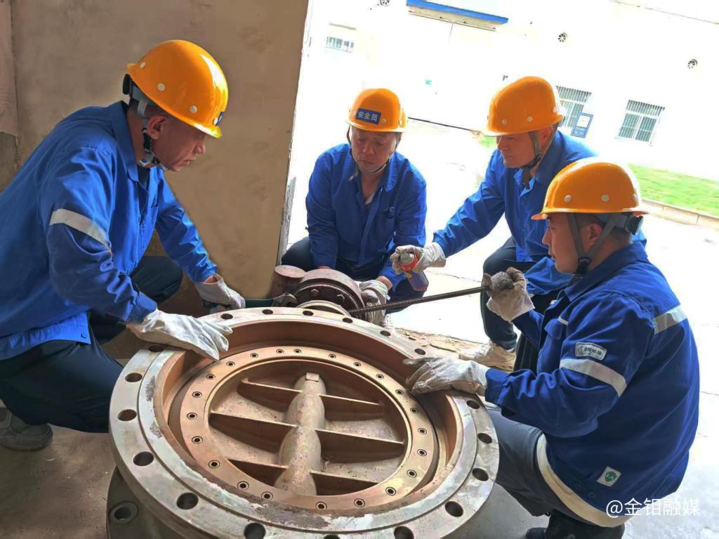 20250522-金钼股份化学分公司生产一区检修班组,处理阀门故障 (1).jpg 20250522-金钼股份化学分公司生产一区检修班组,处理阀门故障 (1).jpg