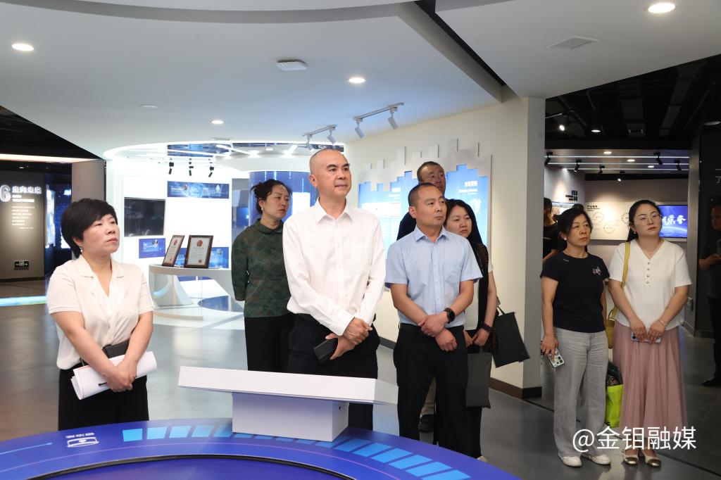 20250528-参观展厅.JPG