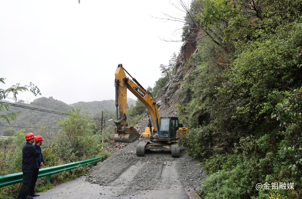 20251012-严平深入金堆矿区指导防汛工作强调:筑牢安全堤坝 守护民生温度 (1)(1).jpg