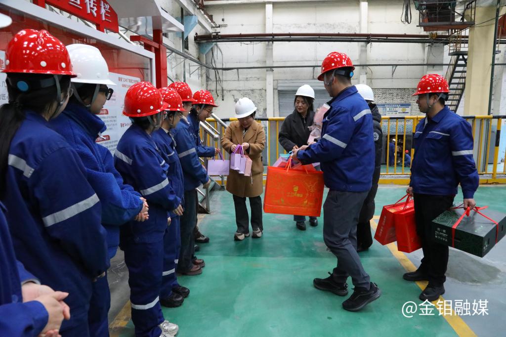 20250306-朱书记慰问女职工 (2).jpg