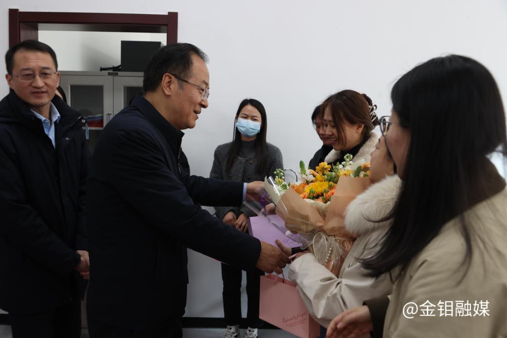 20250306-朱书记慰问女职工 (1).JPG