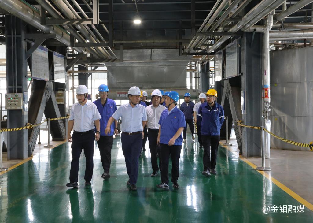 20250729-陕西有色金属集团工会常务副主席张继祥到金钼股份化学分公司“送清凉” (2).jpg