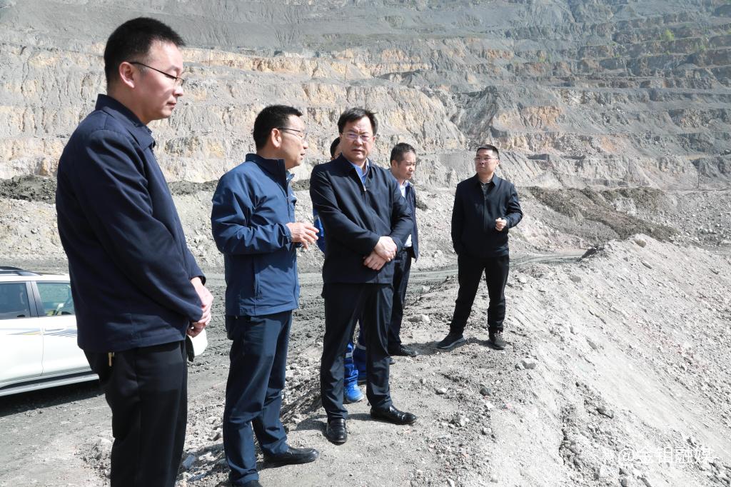 20240502-严平看望慰问坚守一线的矿山分公司干部职工 (1).JPG