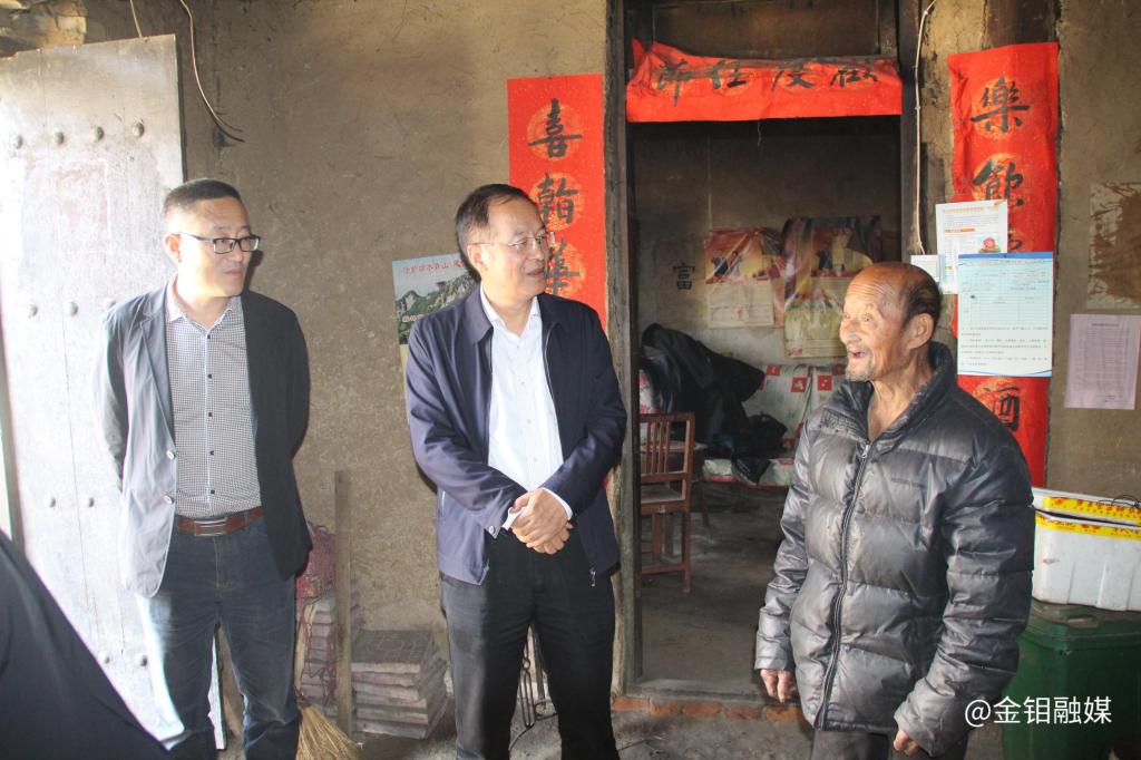 20241010-朱凌云深入东西坪村调研驻村帮扶工作并慰问困难群众 (4).JPG