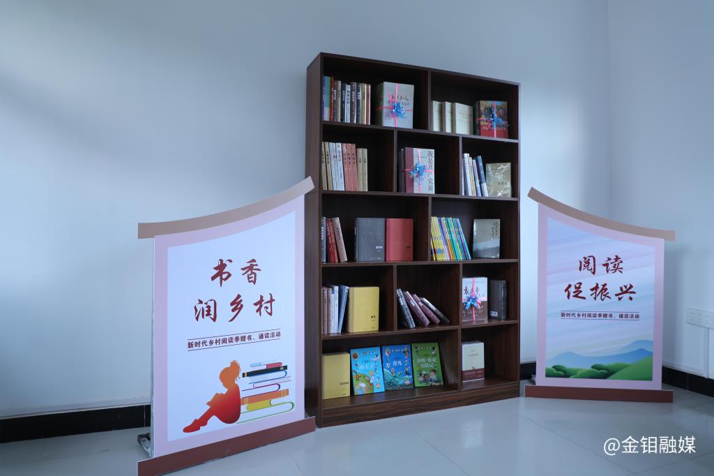 20231027-企业“送书 送讲”进乡村 (5).JPG