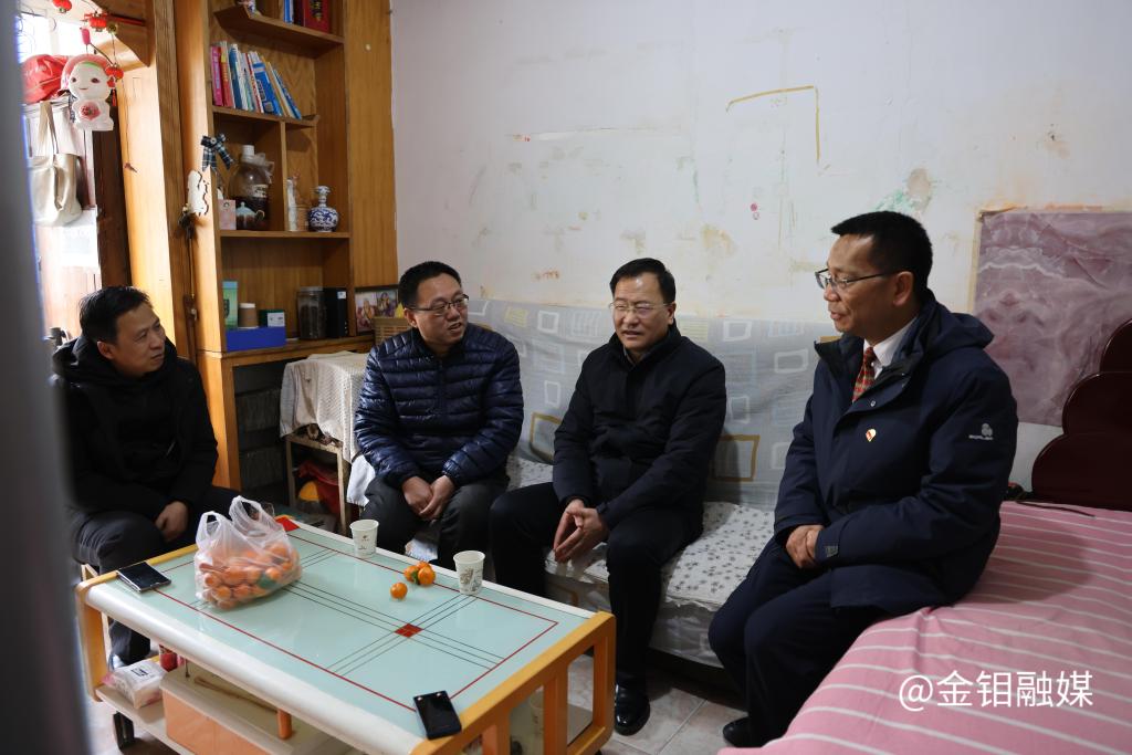 20240130- 慰问困难职工.JPG