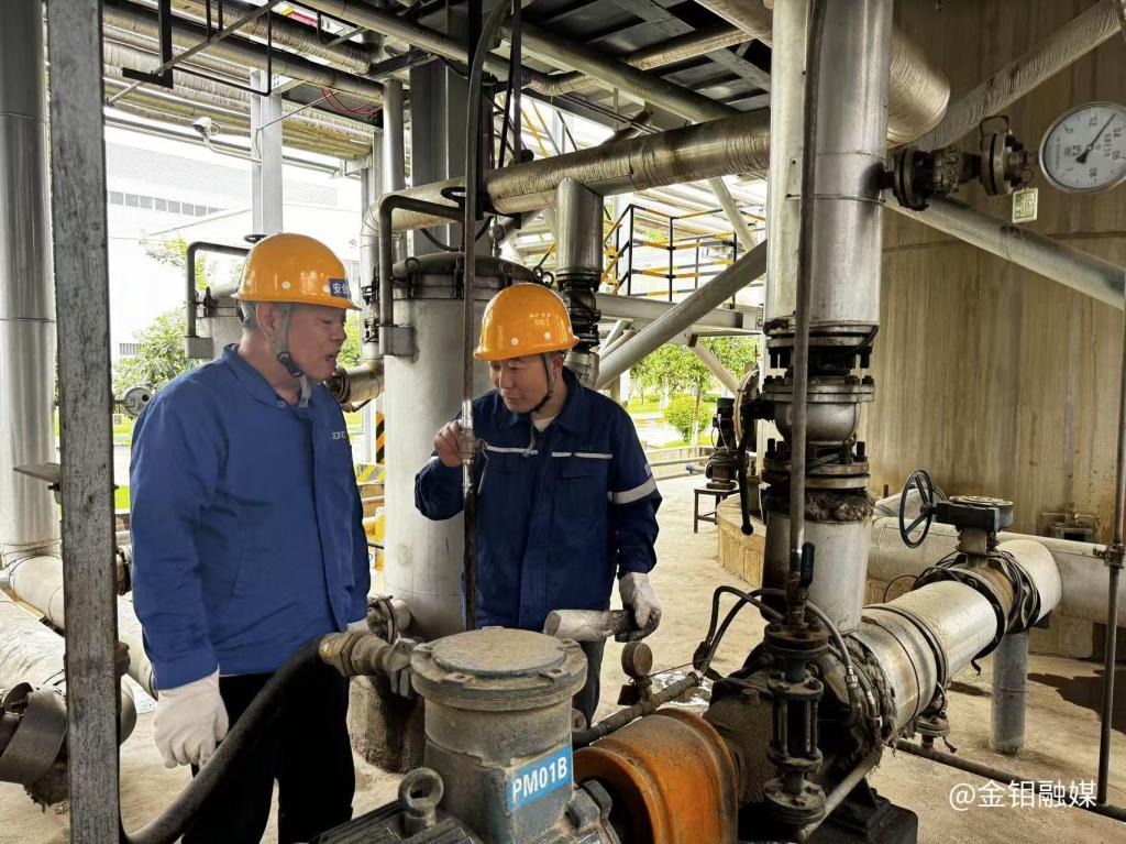 20250522-金钼股份化学分公司生产一区检修班组,处理阀门故障 (3).jpg