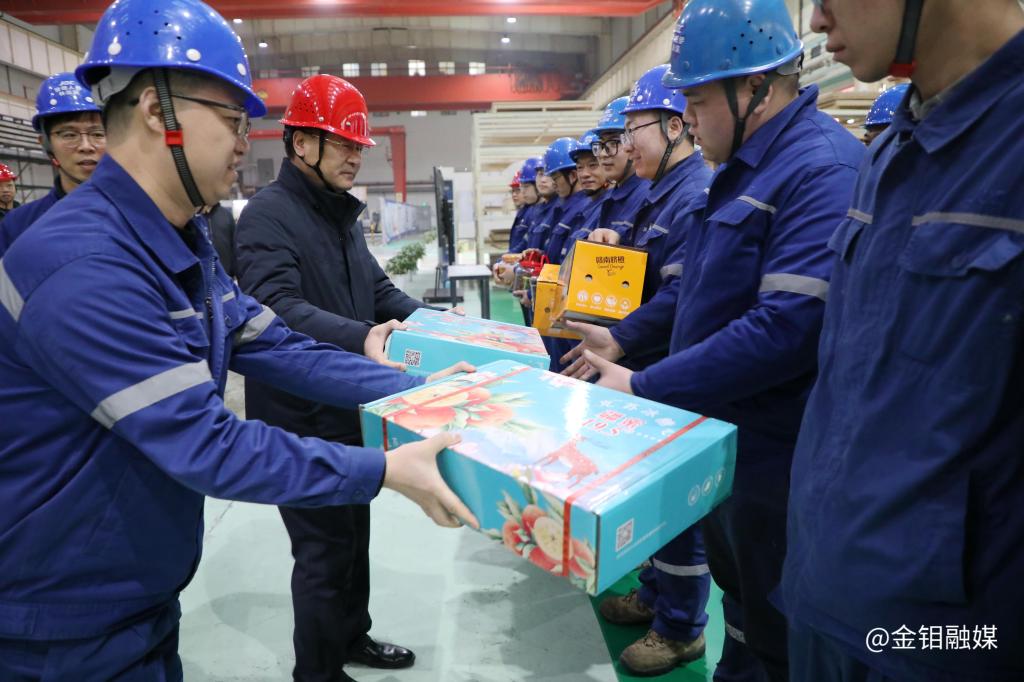20240209-新春送暖!公司党委书记、董事长严平一行到金属分公司看望慰问一线职工3